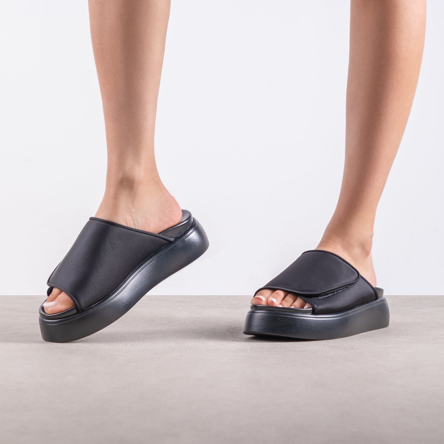 RAID Arvina Flatform Slider in Black Lycra