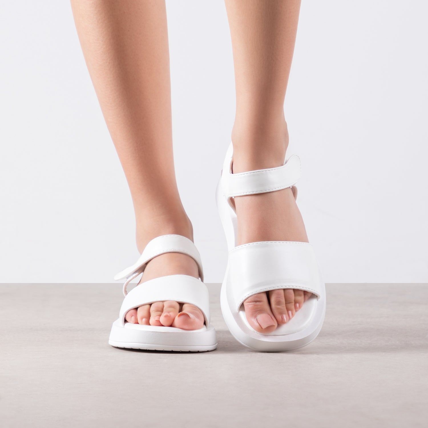 RAID Finlay Flatform Sandal in White