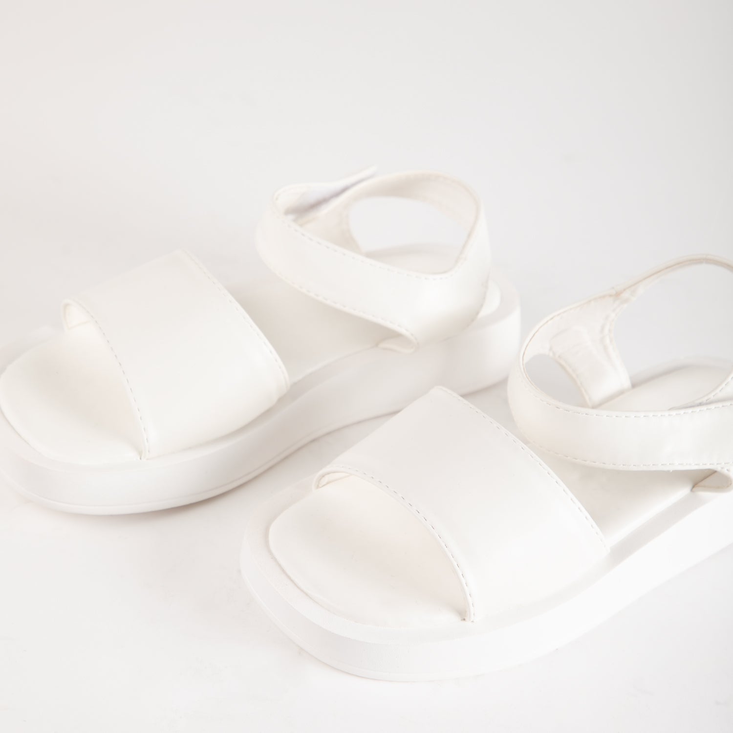 RAID Finlay Flatform Sandal in White