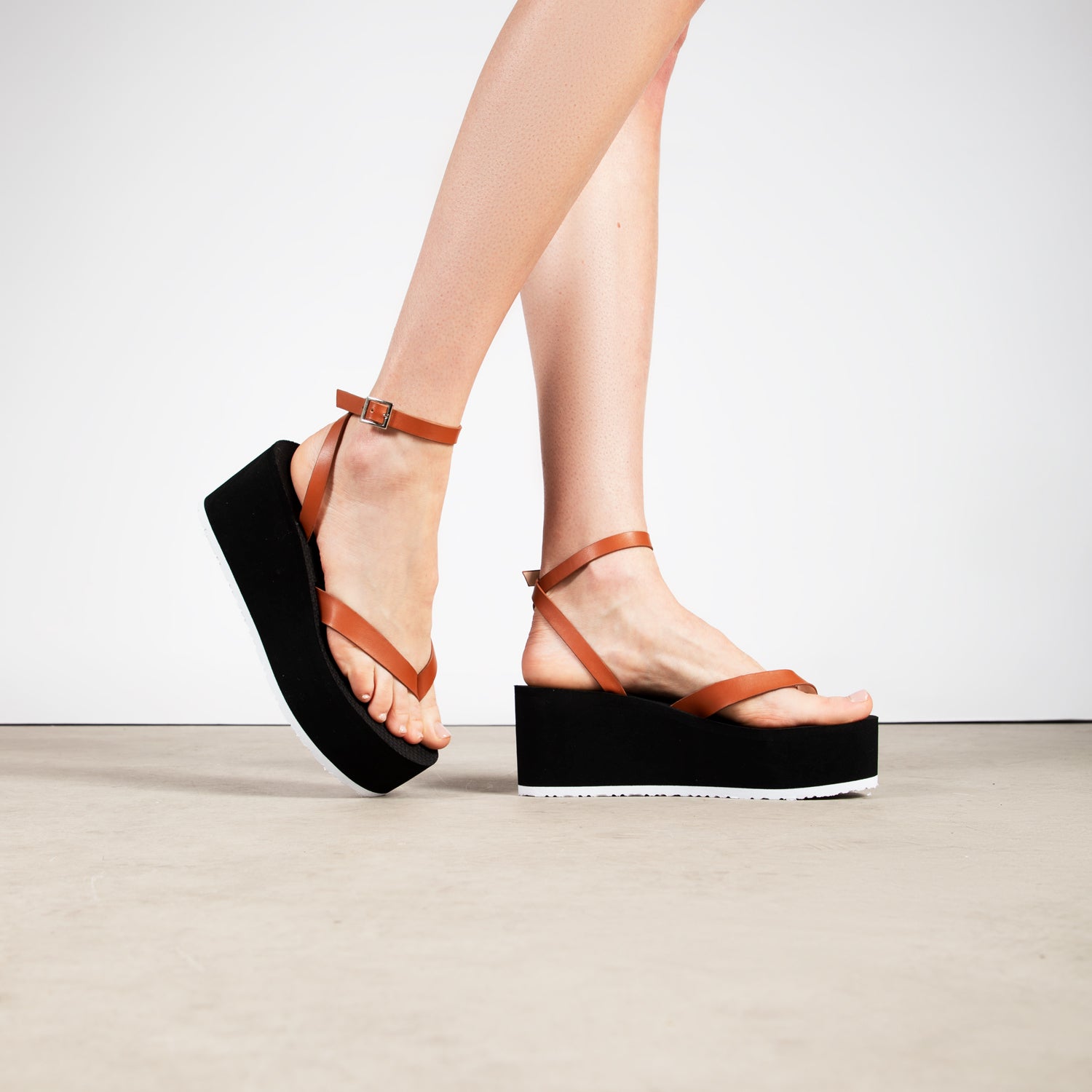 RAID Nika Flatform Sandal in Brown